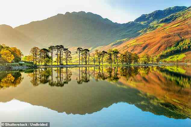 Ein Muss außerhalb von London ist der Lake District, sagt Kalyn.  Oben ist der atemberaubende Buttermere-See der Gegend