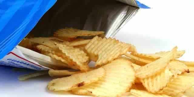 Einige Beispiele für stark verarbeitete Lebensmittel sind Chips, zuckerhaltige Getränke, Kekse und frittierte Snacks.