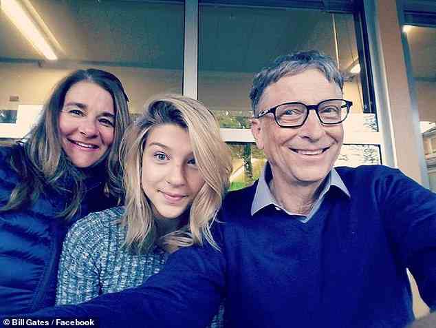 Die Microsoft-Geschäftsführerin flog mit ihr und der jüngsten Tochter ihres Ex-Mannes Bill Gates, 19, in die englische Stadt (gemeinsam im Jahr 2018 gesehen).