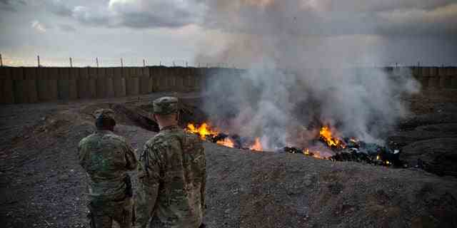 Soldaten der US-Armee beobachten Müllverbrennung in einer Brandgrube auf der Forward Operating Base Azzizulah im Distrikt Maiwand, Provinz Kandahar, Afghanistan, 4. Februar 2013. REUTERS/Andrew Burton