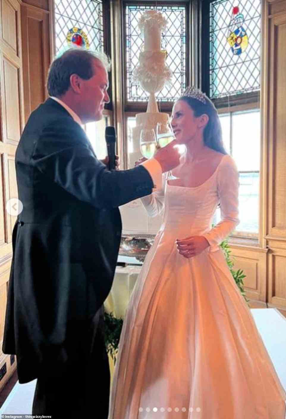 Das Paar feierte seine Hochzeit mit 300 Freunden bei einer großen und extravaganten Party in Schottland auf dem Rosebery-Anwesen