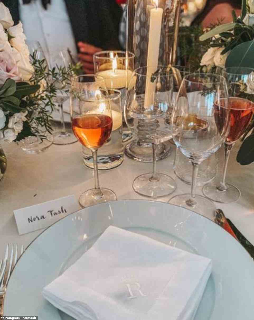 Die digitale Schöpferin Nora Tash teilte auch ein Foto ihres Gedecks mit einer Reihe von Gläsern und Kerzen, die den Tischen ein gemütliches Gefühl verliehen, das das beruhigend traditionelle Thema ergänzte