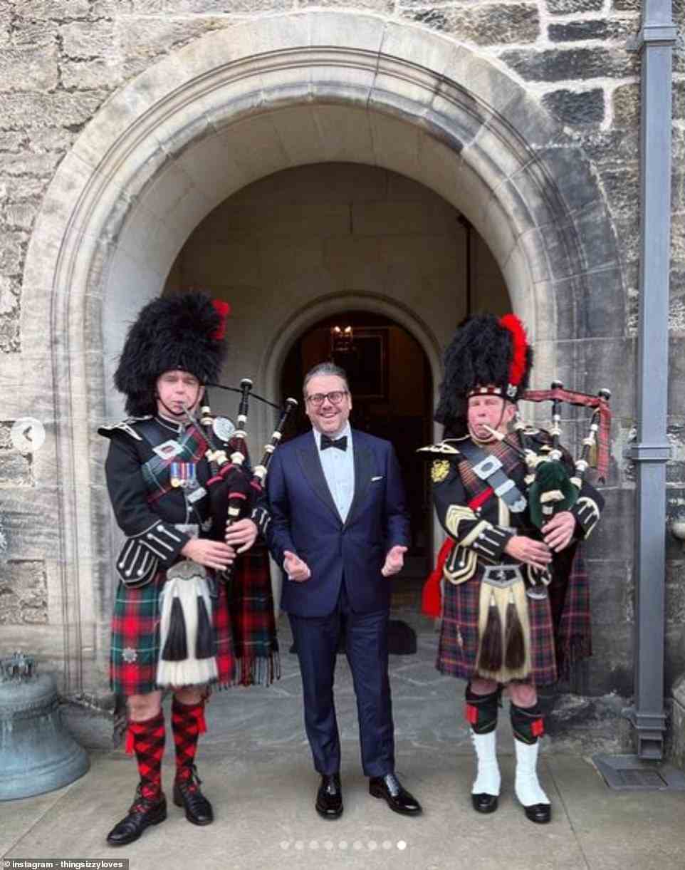 Der Londoner Fernseh- und Filmredakteur Rob Trela ​​stand neben den Dudelsackspielern, die am Wochenende einen schottischen Soundtrack zu den überschwänglichen Feierlichkeiten lieferten