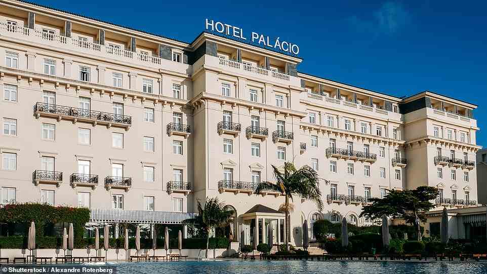 Anwer übernachtet im Grand Palacio Hotel in Estoril (oben), wo Ian Fleming, Autor der James-Bond-Serie, 1941 übernachtete, während er für die britische Naval Intelligence Division arbeitete.  „Er war dem jugoslawischen Doppelagenten Dusko Popov auf der Spur, einem möglichen Vorbild für James Bond“, sagt er