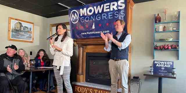 Die ehemalige Botschafterin bei den Vereinten Nationen und ehemalige Gouverneurin von South Carolina, Nikki Haley, kämpft im Namen des GOP-Kongresskandidaten Matt Mowers aus New Hampshire bei einer Veranstaltung am 4. April 2022 in Derry, NH