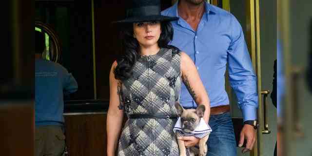 Lady Gaga wurde am 12. Mai 2015 in New York City gesehen, wie sie mit ihrem Hund Koji ihre Wohnung verließ.