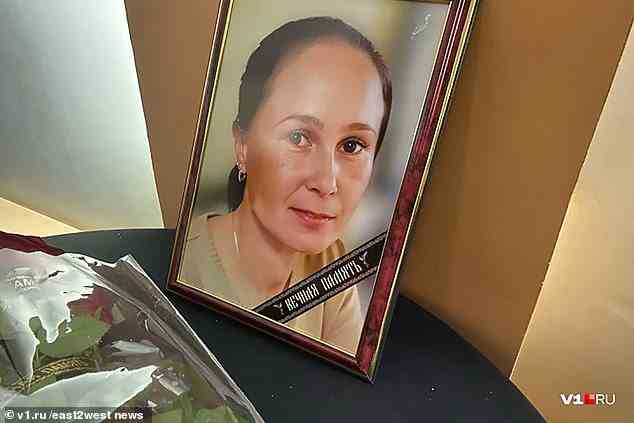 Corporal Anastasia Savitskaya, 35, eine verheiratete Mutter von zwei Kindern, die als „wahre Heldin“ gilt, wurde heute in ihrer Heimat Wolgograd, einer Stadt im Südwesten Russlands, begraben.  Im Bild: Savitskaya ist auf einem Foto während ihrer Beerdigung im letzten Monat zu sehen