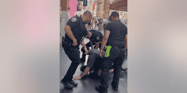 Ro Malabanan rang am 27. Juli 2022 einen Mann zu Boden, der angeblich Menschen in New York City angegriffen hatte.