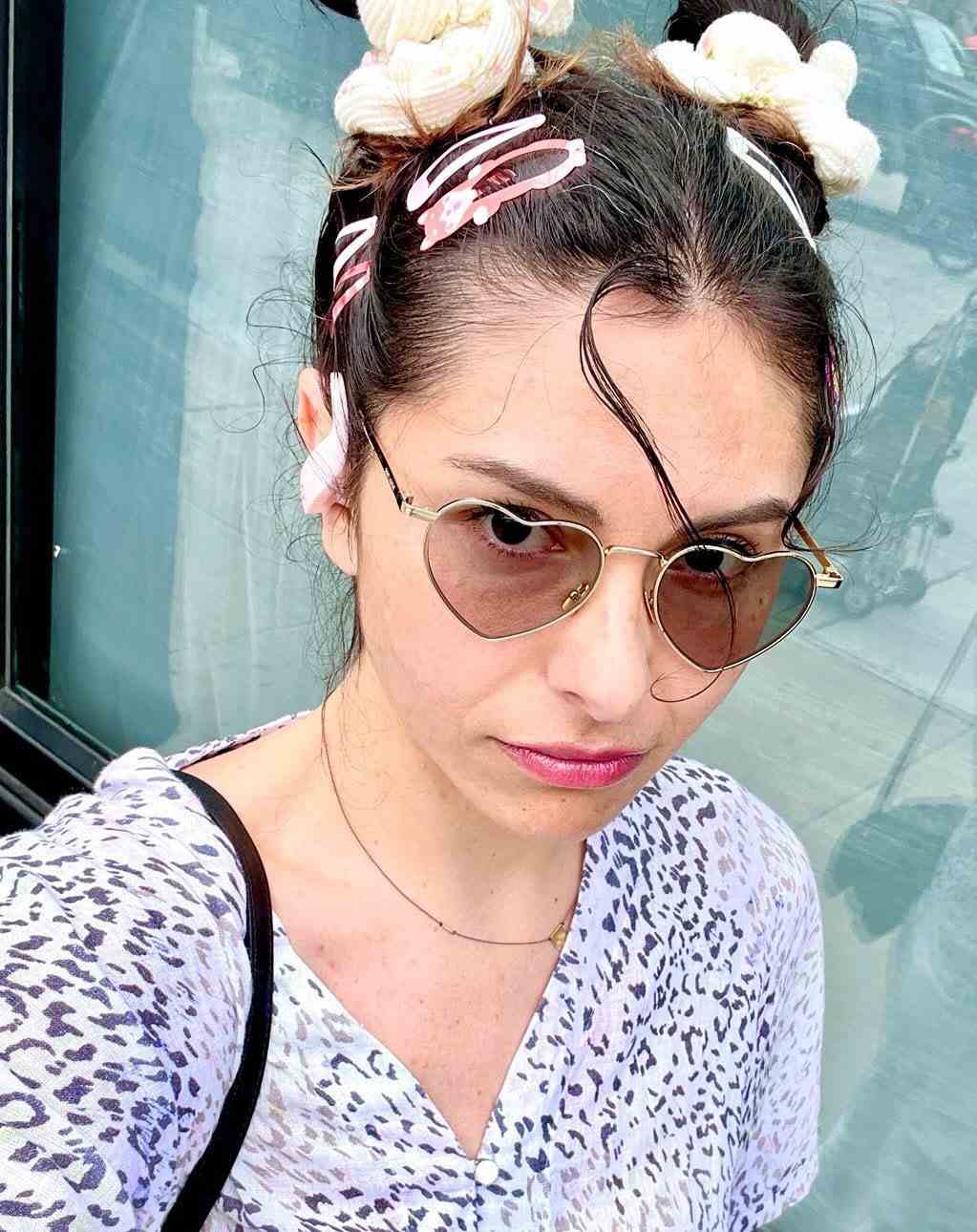 Chloe Toscano in einem Selfie für die Kamera mit Haarspangen im Haar und einer herzförmigen Sonnenbrille