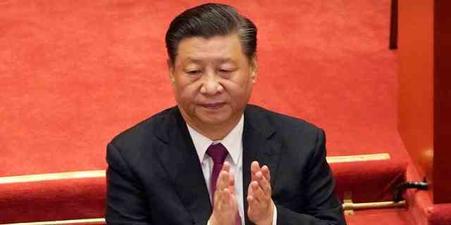 Der chinesische Staatspräsident Xi Jinping applaudiert während der Abschlusssitzung der Politischen Konsultativkonferenz des Chinesischen Volkes (PKKCV) in der Großen Halle des Volkes in Peking, Mittwoch, den 10. März 2021.