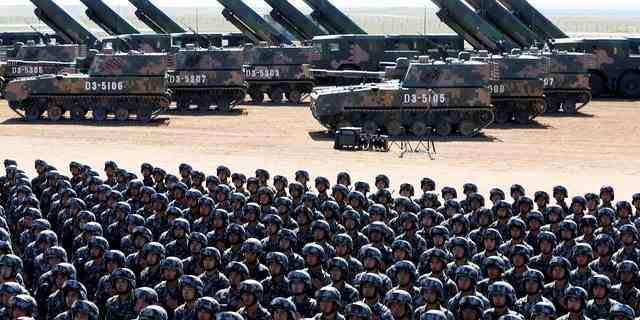 Soldaten der Volksbefreiungsarmee Chinas (PLA) nehmen an einer Militärparade zum Gedenken an den 90. Jahrestag der Gründung der Armee auf dem Truppenübungsplatz Zhurihe in der Autonomen Region Innere Mongolei, China, teil.