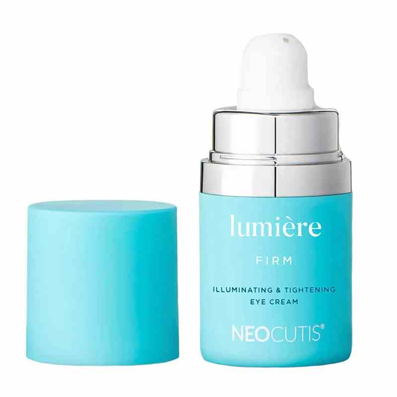 Eine blaue Pumpflasche der Neocutis Lumière Firm Illuminating Tightening Eye Cream auf weißem Hintergrund