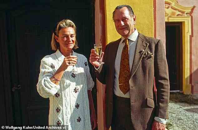 Delphines Mutter, Baronin Sybille de Selys Longchamps (links), jetzt 80, hatte 1966 eine Affäre mit Albert begonnen, als er Kronprinz war (im Bild: Baron Dieter von Malsen Ponickau mit Baronin Sybille de Selys Longchamps auf Schloss Osterberg, Deutschland, 1998)