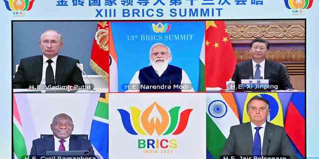 Der russische Präsident Wladimir Putin, der chinesische Präsident Xi Jinping, der südafrikanische Präsident Cyril Ramaphosa und der brasilianische Präsident Jair Bolsonaro nahmen am 9. September 2021 per Videoverbindung am 13. BRICS-Gipfel in Peking teil. Der indische Premierminister Narendra Modi führte den Vorsitz.