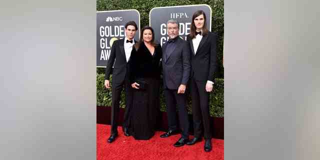 Pierce Brosnan mit seiner Frau Keely und den Söhnen Paris (links) und Dylan (rechts).