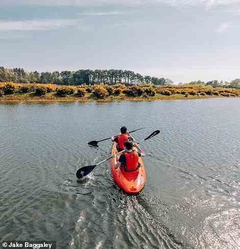 Familien werden ermutigt, auf den Seen des Anwesens Kanu und Paddleboard zu fahren