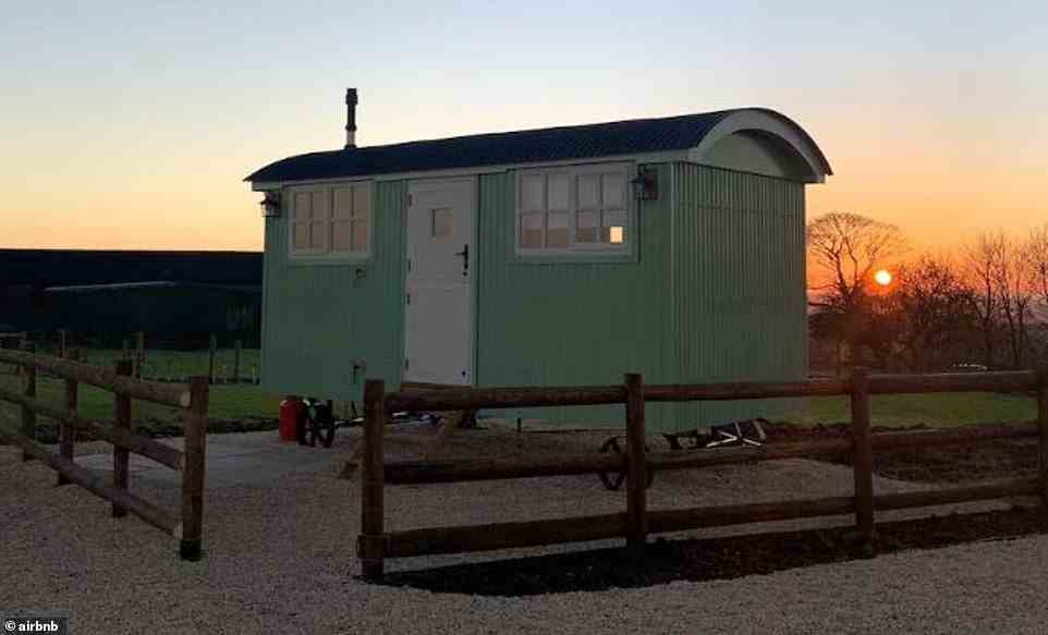 Stoke, das aus sechs Städten besteht, hat all dies zu bieten und den Ruf, der Ort für einen Kurzurlaub in Großbritannien in einem „einzigartigen“ Anwesen zu sein (im Bild „Hilltop Hideaway – Cozy Shepherd's Hut Escape“) zu aktuellen Daten von Airbnb
