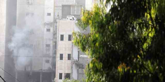 Die Nachwirkungen eines Angriffs auf ein Gebäude, bei dem IDF-Jets am Freitag einen hochrangigen Terroristenführer in Gaza angegriffen haben.