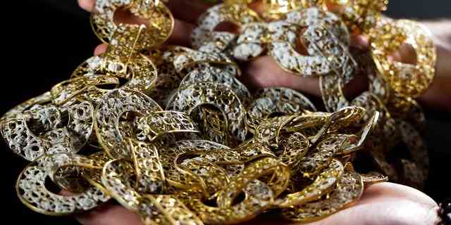 Diese filigrane Kette aus 887 Gramm schwerem Gold, die aus 80 kreisförmigen Gliedern besteht und mit vierlappigen Rosettenmotiven verziert ist, wurde höchstwahrscheinlich auf den Philippinen gefertigt.