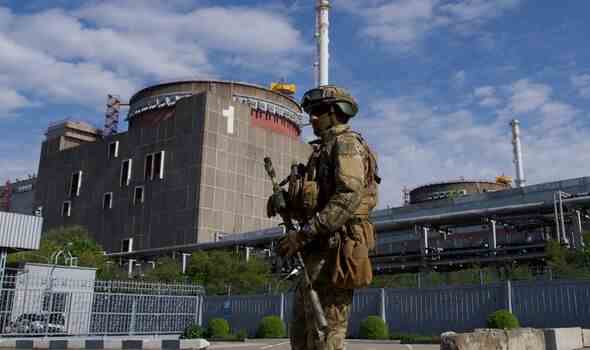 Ein russischer Soldat patrouilliert auf dem Territorium des Kernkraftwerks Saporischschja