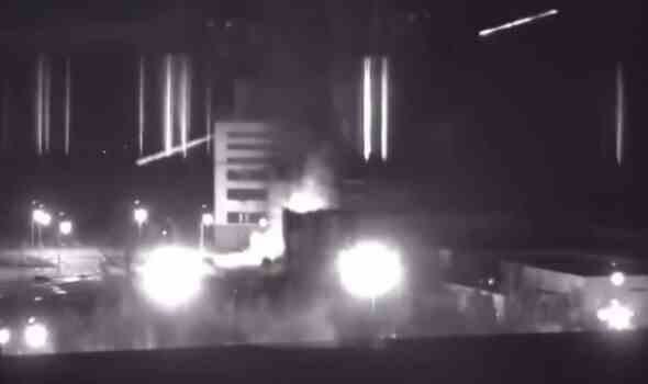 Ein aus einem Video aufgenommener Screenshot zeigt eine Ansicht des Kernkraftwerks Saporischschja während eines Brandes nach Zusammenstößen rund um das Gelände
