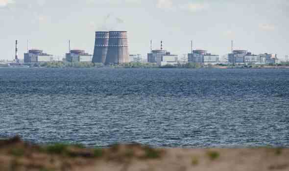 das Kernkraftwerk Zaporizhzhia im von Russland kontrollierten Gebiet Enerhodar, von Nikopo aus gesehen