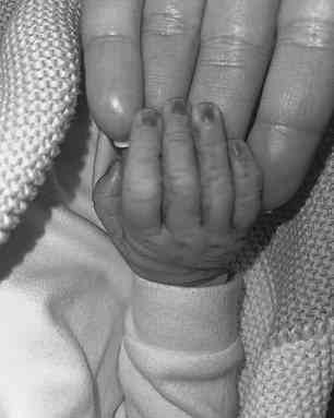 Goodger postete nach der Geburt ihrer Tochter ein Bild auf ihrem Instagram, auf dem sie die Hand des Neugeborenen hält