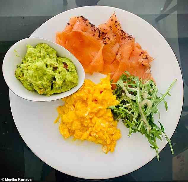 Nachdem Monika einen strengen proteinreichen Ernährungsplan begonnen hatte, genoss es Mittag- und Abendessen mit Salat und Proteinen wie Steak, Fisch (im Bild, Räucherlachs) oder Hühnchen zu füllen