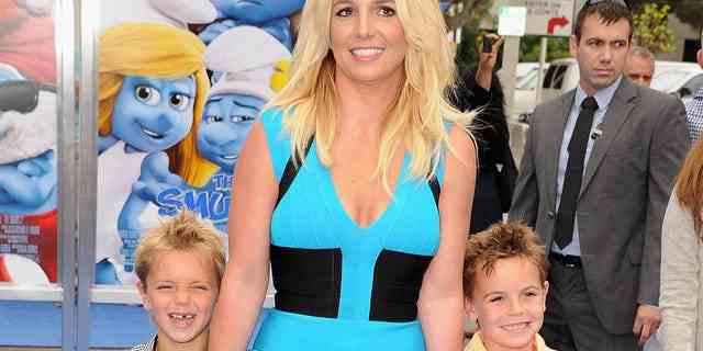 Sängerin Britney Spears und ihre Söhne Sean Federline und Jayden James Federline besuchen die Premiere von Columbia Pictures "Schlümpfe 2" im Regency Village Theatre am 28. Juli 2013 in Westwood, Kalifornien.  