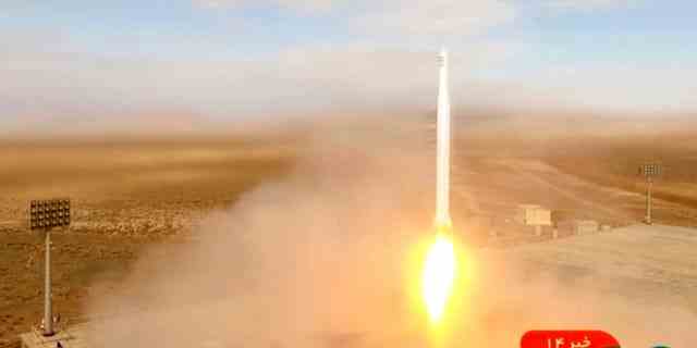 Dieses Bild aus Videomaterial, das am Dienstag, dem 8. März 2022 vom iranischen Staatsfernsehen ausgestrahlt wurde, zeigt den Start einer Rakete der iranischen Revolutionsgarde mit einem Noor-2-Satelliten in der nordöstlichen Shahroud-Wüste im Iran.