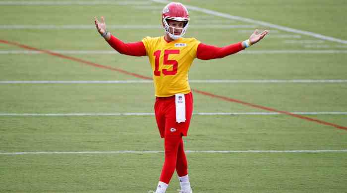 Chiefs-Quarterback Patrick Mahomes reagiert während eines morgendlichen Trainings im NFL-Football-Trainingslager des Teams.