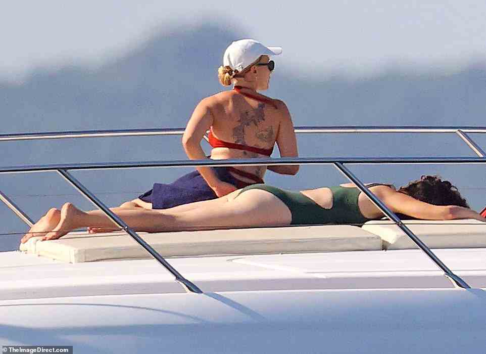 Ausruhen und Entspannen!  Johansson bewunderte die Aussicht auf das Meer, während ihre Freundin neben ihr ihre Bräune auffrischte