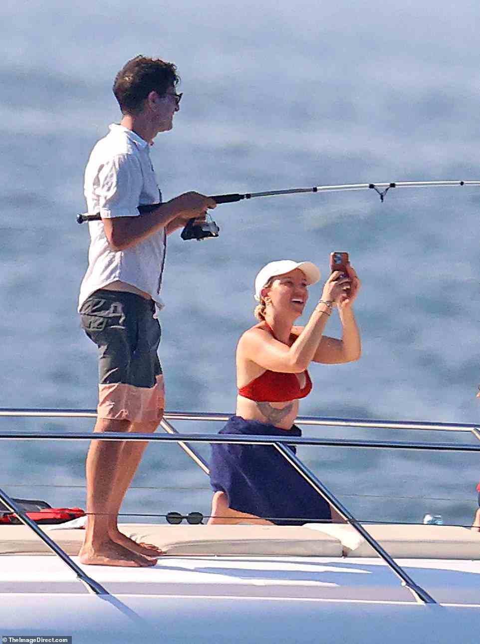 Spaß in der Sonne!  Scarlett strahlte vor Glück, als sie den Spaß auf ihrem Handy festhielt, als eine Freundin angeln ging