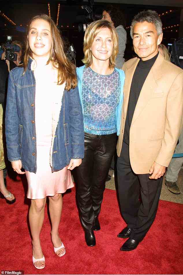 Olivia Newton-John (hier mit Tochter Chloe Lattanzi zu sehen) traf sich nach ihrer Scheidung 1995 mit Patrick McDermott und begann eine neunjährige On-Off-Romanze mit dem Kameramann