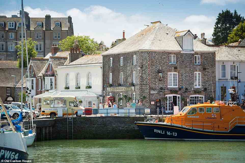 Stay in a Pub declares that Old Custom House is 'one of the finest buildings' in the Cornish town of Padstow, and 'occupies a prime position on the quayside'