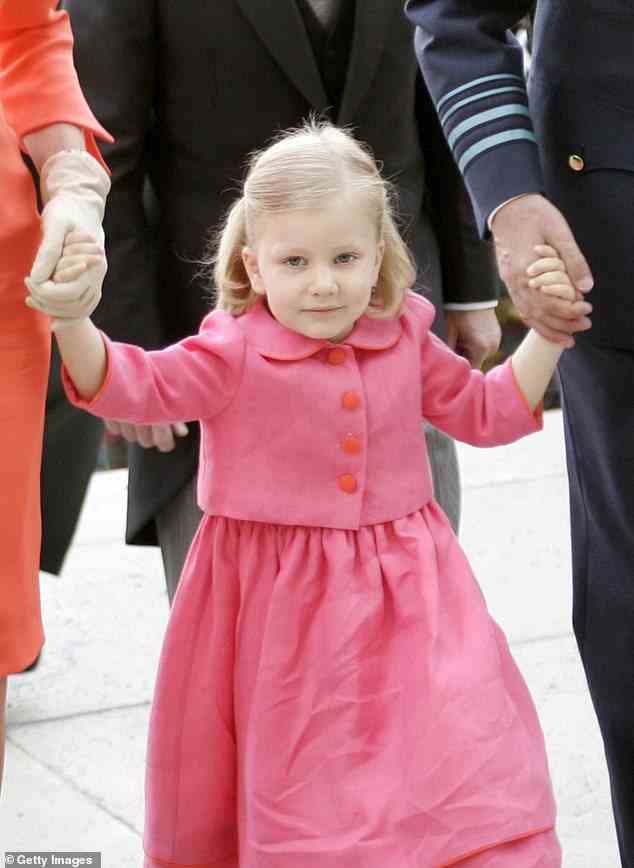 Lassen Sie sich von dem hübschen rosa Kleid nicht täuschen – diese Königin ist ein harter Brocken und wurde an der Royal Military School ihres Landes umfassend ausgebildet