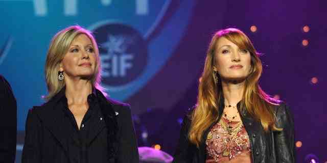 Olivia Newton-John und Jane Seymour haben jahrzehntelang in der Unterhaltungsindustrie zusammengearbeitet.  Abgebildet im Jahr 2005