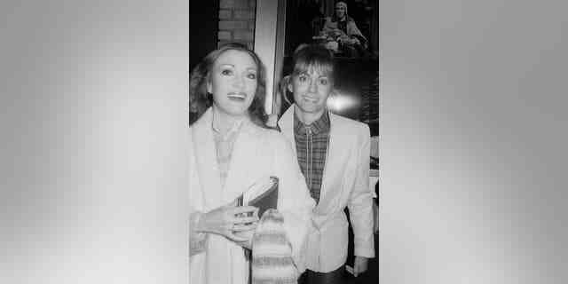 Olivia Newton-John mit Jane Seymour vor einem Theater, um 1970