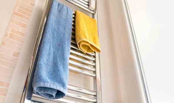Handtücher auf beheiztem Handtuchhalter