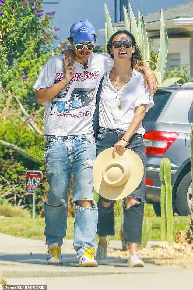 Harry Styles and girlfriend Olivia Wilde looked all loved up on Monday while strolling through the streets of Los Feliz after grabbing a bite with friends at All Time Restaurant