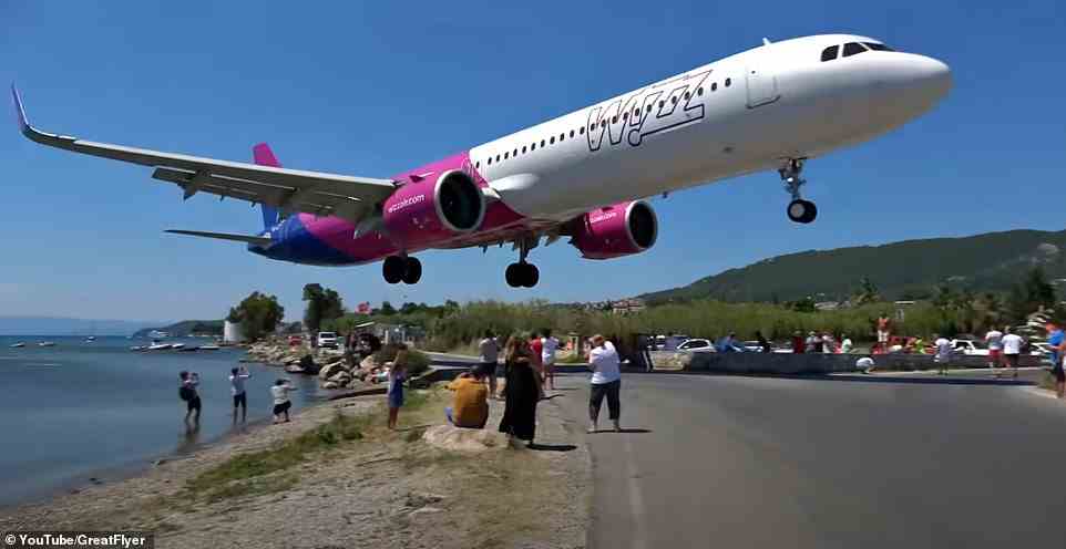 Atemberaubende Aufnahmen (im Bild) eines Wizz Air-Passagierjets, der nur wenige Meter über den Köpfen der Touristen schwebte, zeigten, wie nah abenteuerlustige Flugzeugbeobachter bereit sind, dem Geschehen nahe zu kommen