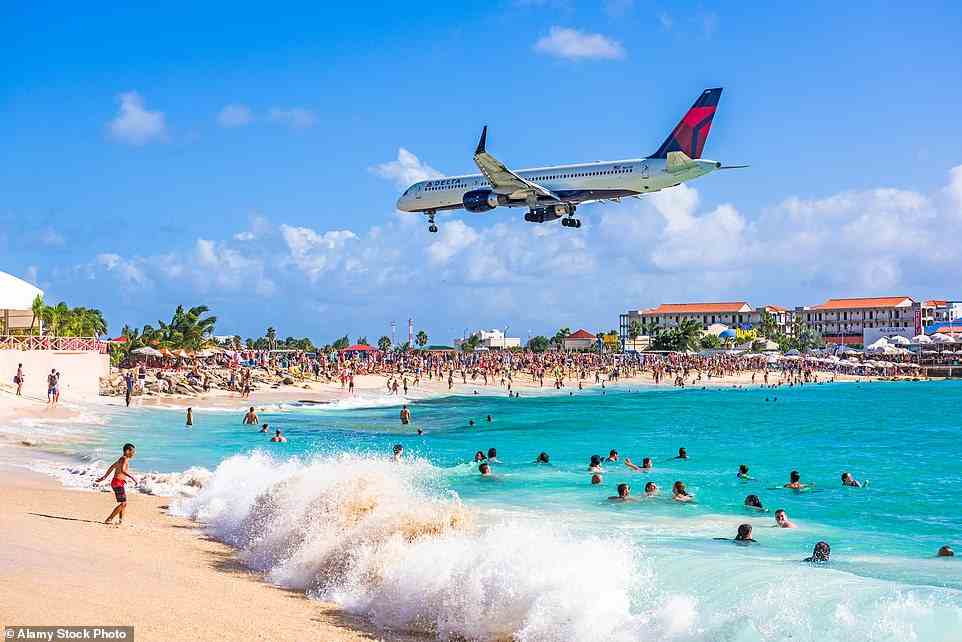 Skiathos wurde auch das europäische St. Maarten genannt – eine Insel in der Karibik, die auch für ihre Tieflandeflugzeuge berühmt ist (im Bild).  Plane Spotting ist eine beliebte Aktivität am internationalen Flughafen Princess Juliana der Insel, kann aber auch gefährlich sein.  Im Jahr 2017 wurde eine Frau zu Tode geschleudert, nachdem ein Tiefflieger sie von den Füßen gerissen hatte