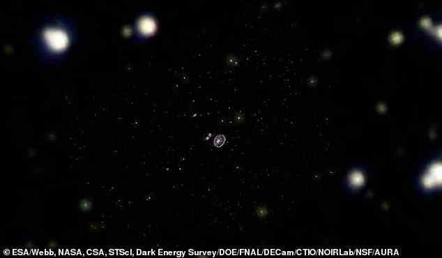 Ein neues Video, das in Sekundenschnelle 500 Millionen Lichtjahre zurücklegt, zoomt durch den Weltraum, um die spektakuläre Wagenradgalaxie zu enthüllen, wie sie vom James-Webb-Teleskop aufgenommen wurde