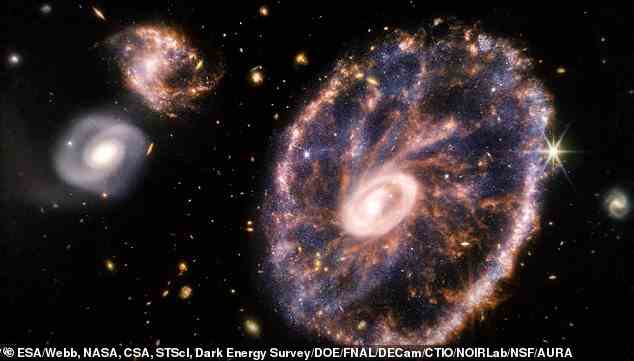 Sein Aussehen, ähnlich dem eines Wagenrads, ist das Ergebnis eines intensiven Ereignisses – einer Hochgeschwindigkeitskollision zwischen einer großen Spiralgalaxie und einer kleineren Galaxie, die auf diesem Bild nicht sichtbar ist
