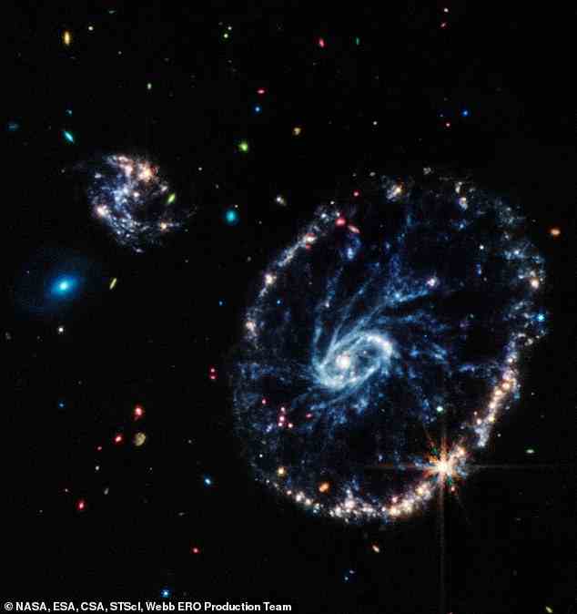 Dieses Bild von Webbs Mid-Infrared Instrument (MIRI) zeigt eine Gruppe von Galaxien, darunter eine große verzerrte ringförmige Galaxie, die als Cartwheel bekannt ist