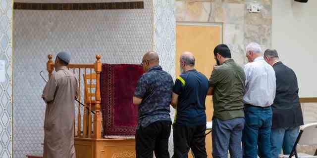 Ein Imam leitet eine Gruppe von Männern während des Dhuhr-Nachmittagsgebets im Islamischen Zentrum von New Mexico in Albuquerque, New Mexico, am Sonntag, den 7. August 2022, nachdem der vierte muslimische Mann in der Stadt ermordet wurde.