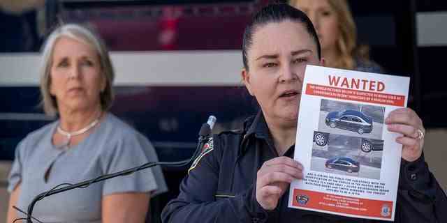 Die stellvertretende Ermittlungsleiterin der Polizei von Albuquerque, Cecily Barker, hält einen Flyer mit Fotos eines Autos, das im Zusammenhang mit ermordeten muslimischen Männern gesucht wird, während Gouverneurin Michelle Lujan Grisham am Sonntag, den 7. August 2022, in Albuquerque, New Mexico, zuschaut. 
