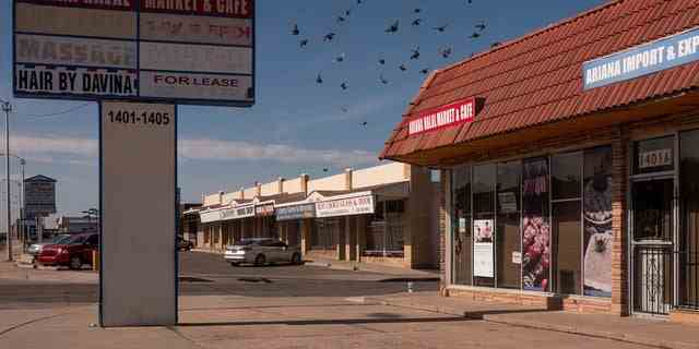 ALBUQUERQUE, NM - 9. AUGUST 2022: Ariana Halal Supermarkt und Café am 1401 San Mateo Blvd.  NO in Albuquerque, NM.