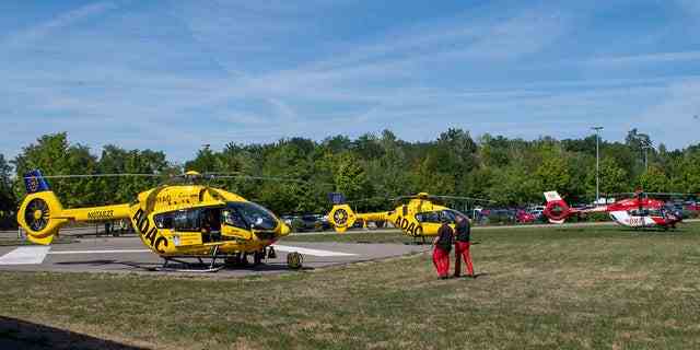 Rettungshubschrauber sind am Donnerstag auf einem Feld in der Nähe des Freizeitparks Legoland in Günzburg gesichtet worden.