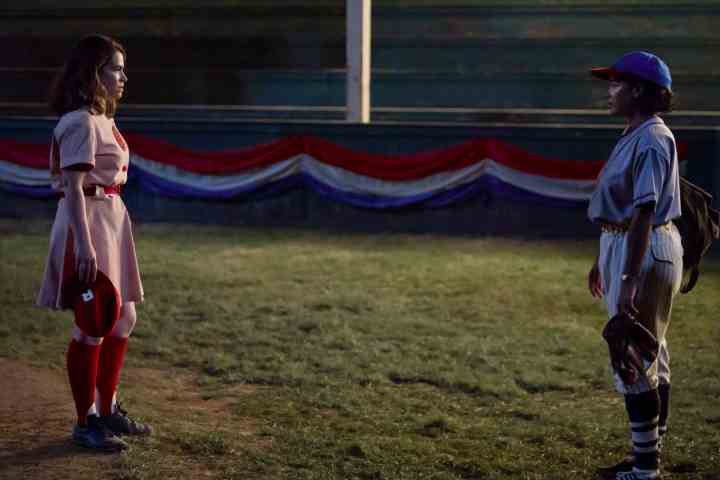 Carson und Max stehen sich in Amazons A League of Their Own auf einem Baseballfeld gegenüber.